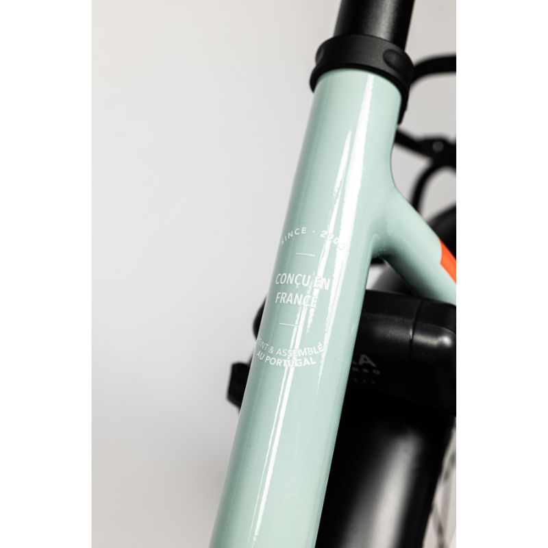 Neomouv Carlina Hydraulic New Gen - Step Through Electric Bike - Headbadge